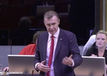 Adam Price and FM clash over cross-border “obsession”